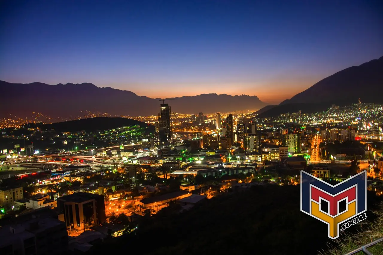 Anochecer en la zona metropolitana de Monterrey visto desde el Cerro del Obispado
