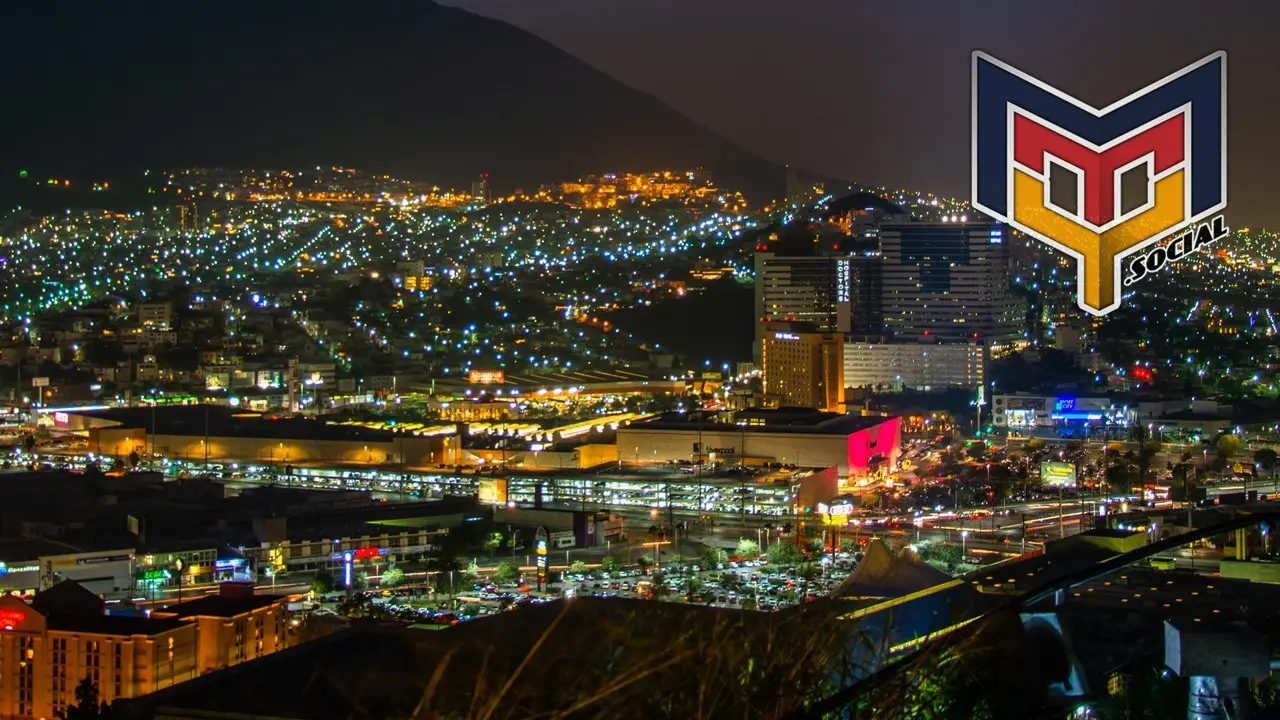Vista nocturna en la zona metropolitana de Monterrey