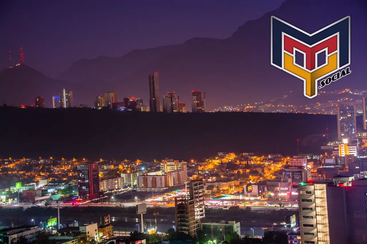 Panorama nocturno de la zona metropolitana y cerros de Nuevo León