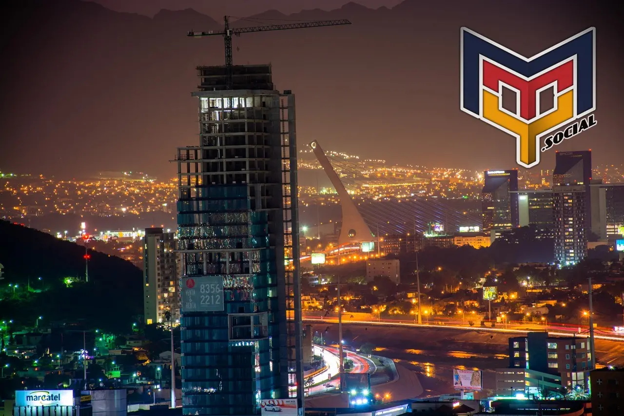 Panorama nocturno de la zona metropolitana de Monterrey vista desde el cerro del obispado