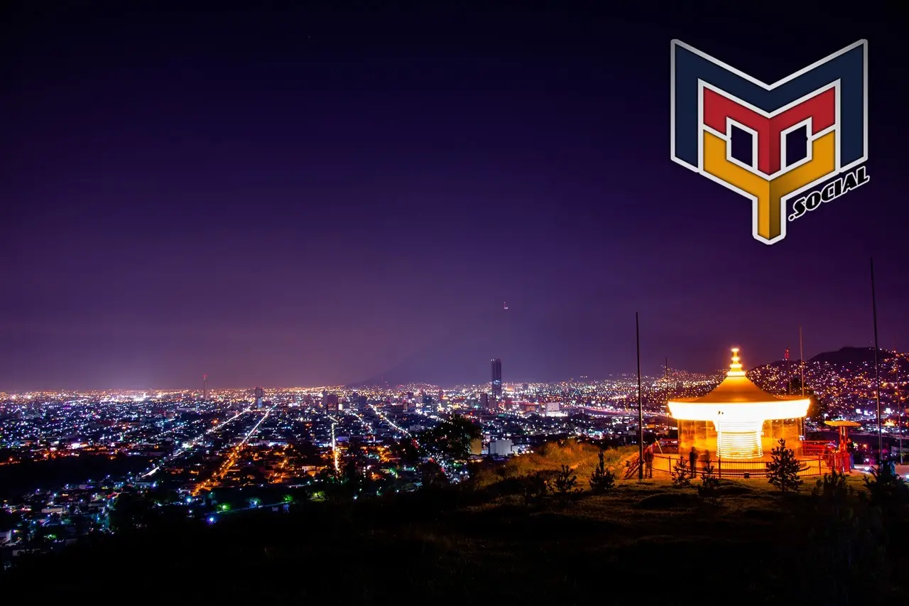 Paisaje nocturno de la ciudad de Monterrey vista desde el cerro del obispado