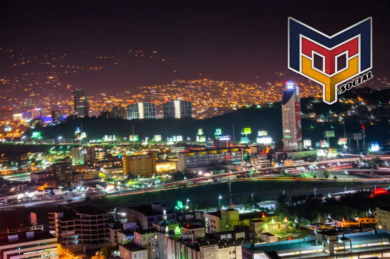 Panorama nocturno de los municipios de San Pedro y Monterrey visto desde 'El Obispado'