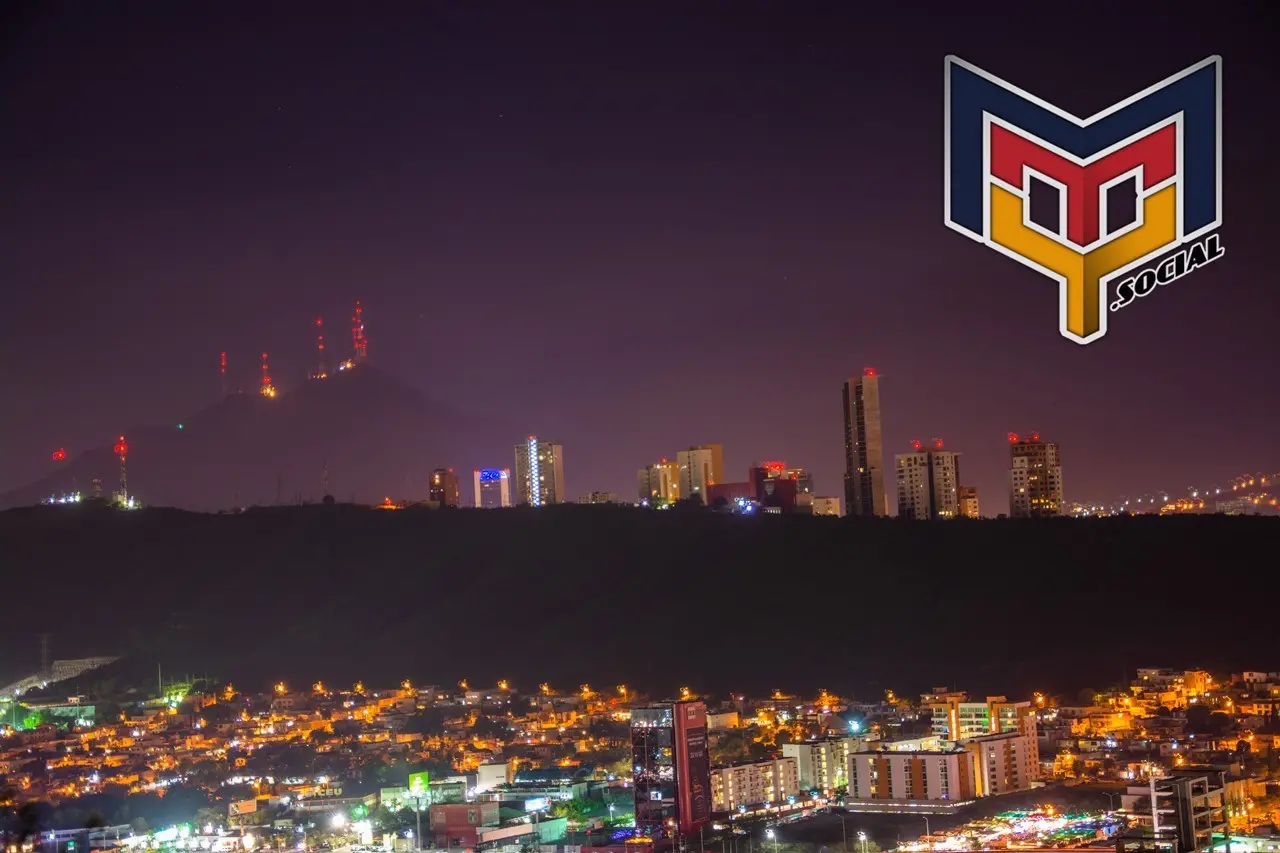 Paisaje nocturno de Monterrey visto desde el Cerro del Obispado