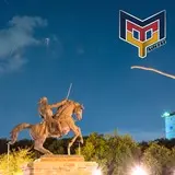 Escultura de Morelos frente al Palacio de Gobierno de Nuevo León. Fotografía nocturna