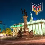 Palacio de gobierno del estado de Nuevo León y escultura de Benito Juárez en la macroplaza