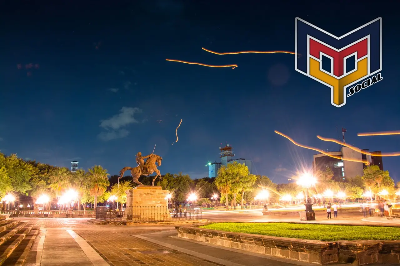 Escultura de Morelos presenciando globos de cantoya en Memoria de los 43 estudiantes de Ayotzinapa