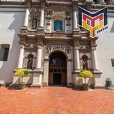 Fotografía de la entrada a la catedral de Monterrey