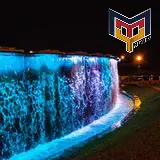 Fuente de colores sobre el Paseo Santa Lucia en Monterrey, Nuevo León