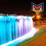 Cortina de colores en las fuentes del Paseo Santa Lucía de Monterrey