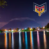 Reflejos - Vista nocturna del cerro de la silla y el Paseo Santa Lucía de Monterrey