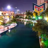 Panorama nocturno del Paseo Santa Lucía en Monterrey, Nuevo León