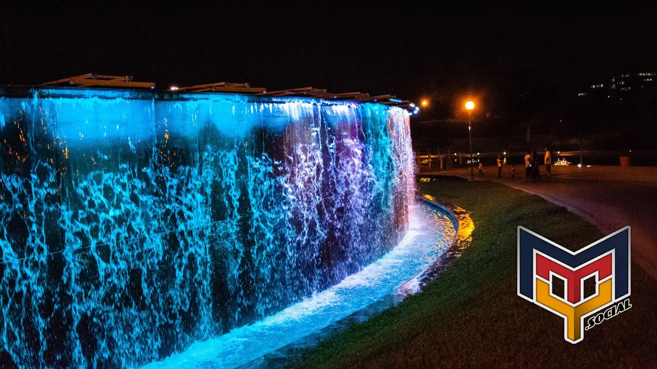 Fuente de colores sobre el Paseo Santa Lucia en Monterrey, Nuevo León