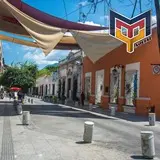 Vista de la entrada a barrio antigüo por la calle morelos en el centro de Monterrey