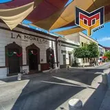 Arquitectura de Barrio Antigüo por la calle Morelos en el centro de Monterrey, Nuevo León