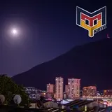 Monterrey Nocturno: Encanto de la ciudad y los cerros desde la Zona Contry