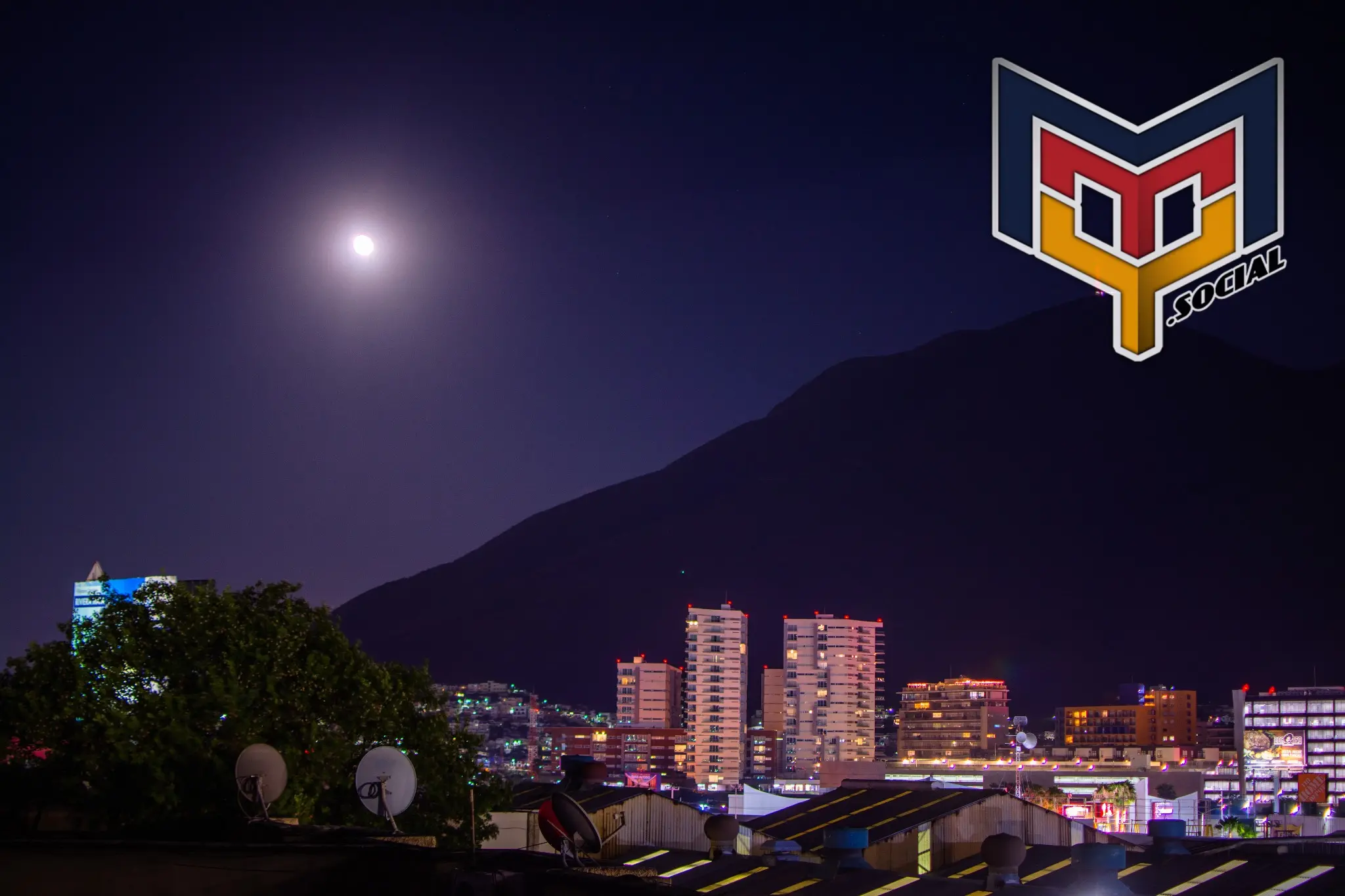 Monterrey Nocturno: Encanto de la ciudad y los cerros desde la Zona Contry