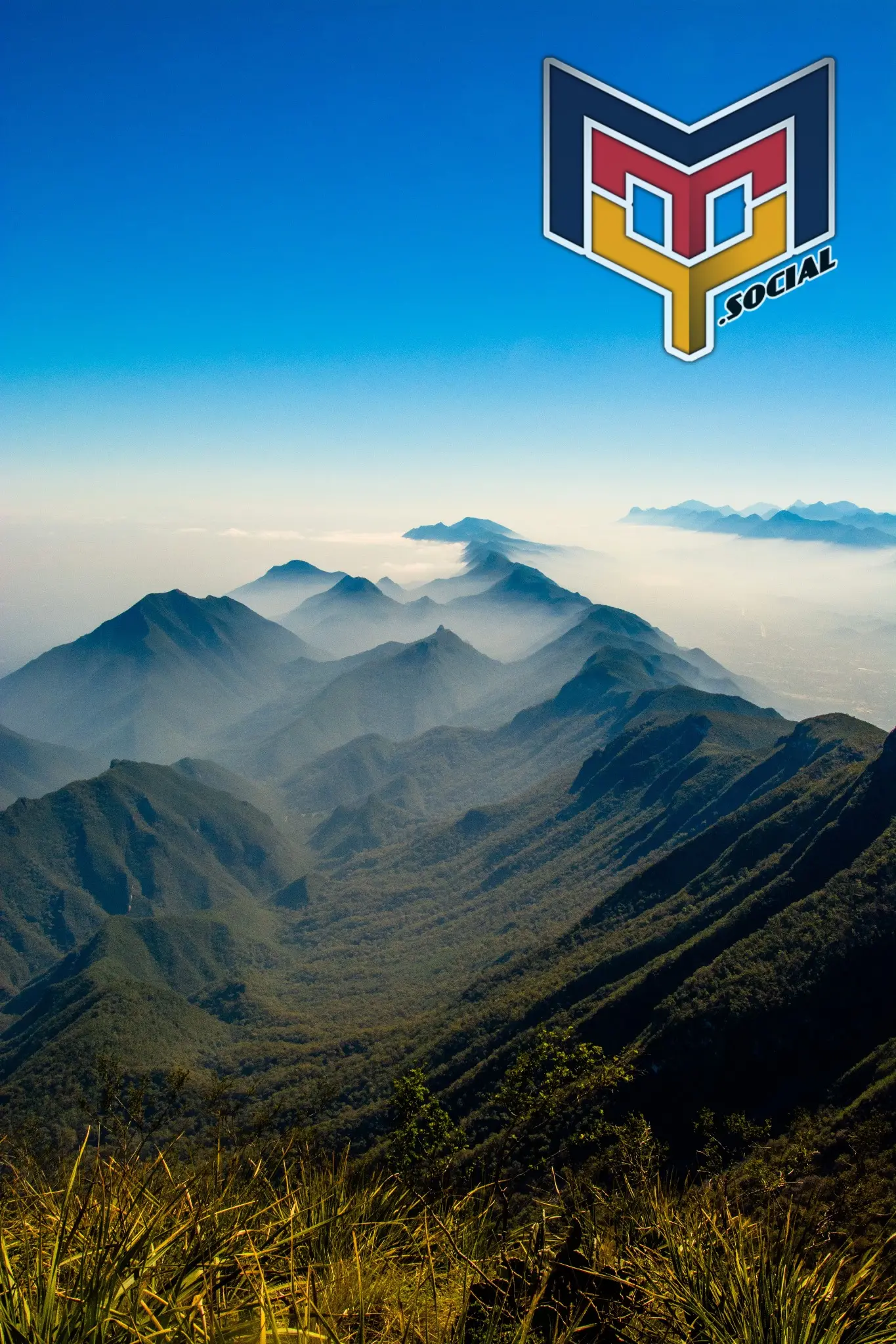 Sierra montañosa detras del cerro de la Silla vista desde el Pico Norte