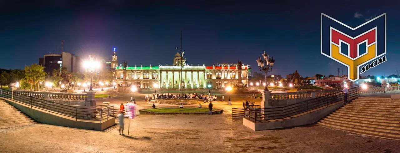 El Palacio de Gobierno del estado de Nuevo León en la Macroplaza de Monterrey. Fotografía nocturna