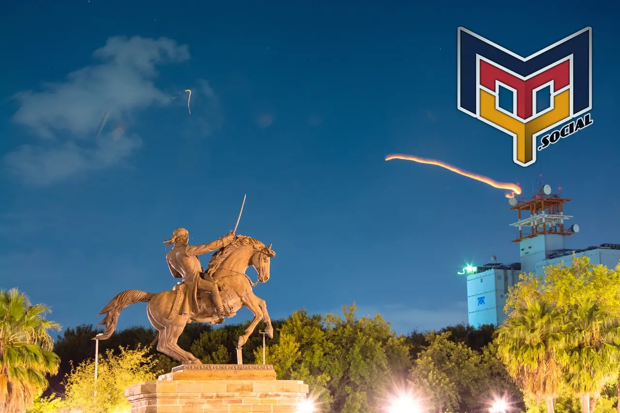 Escultura de Morelos frente al Palacio de Gobierno de Nuevo León. Fotografía nocturna