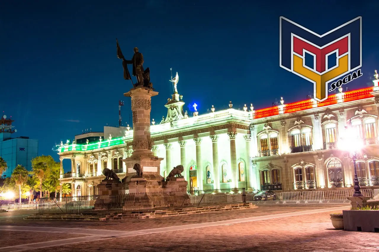 Palacio de gobierno del estado de Nuevo León y escultura de Benito Juárez en la macroplaza