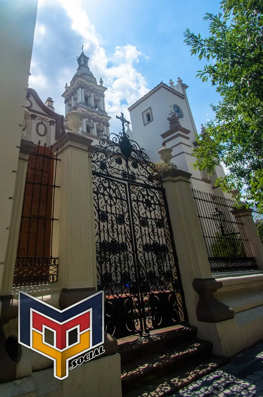 La catedral de Monterrey vista de una lateral desde la calle José Mariano Abasolo