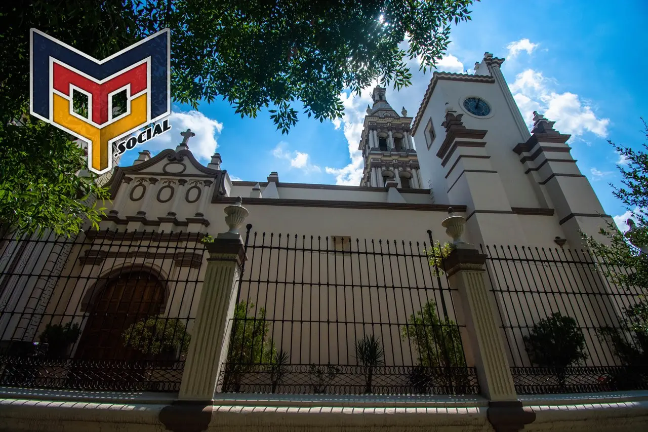 Catedral de Monterrey vista de una lateral desde la calle José Mariano Abasolo