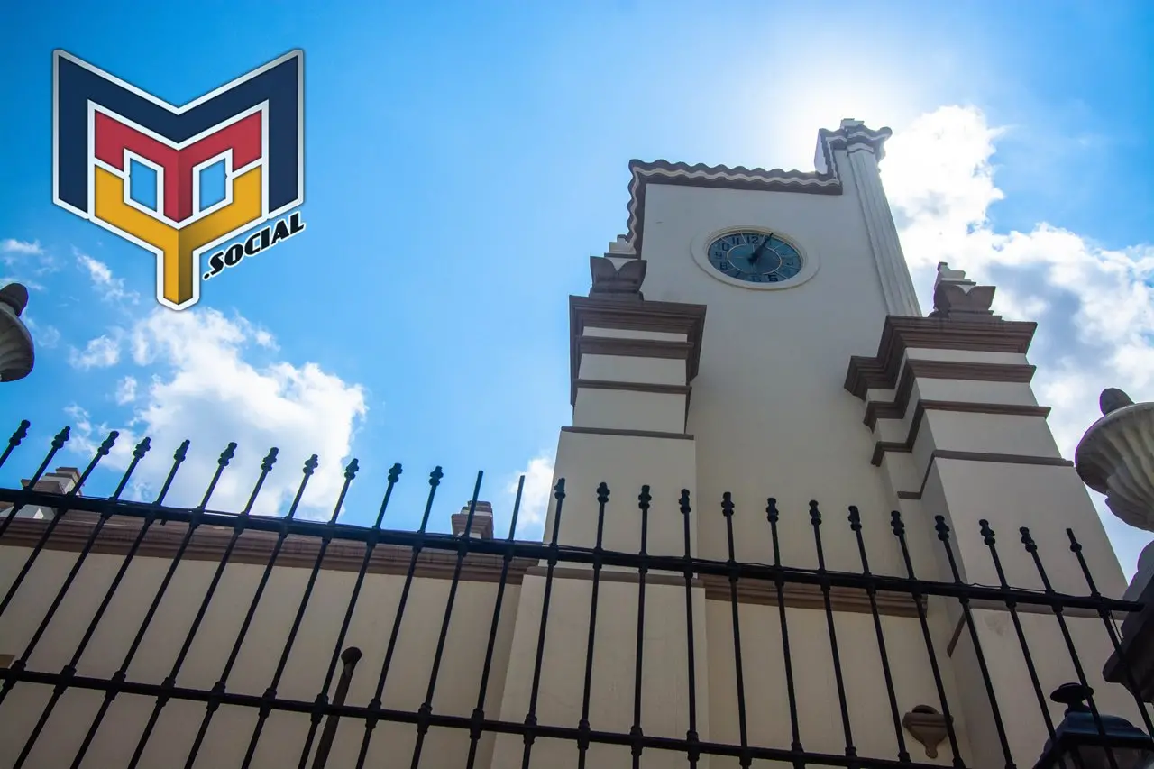 La torre del reloj de la catedral de Monterrey