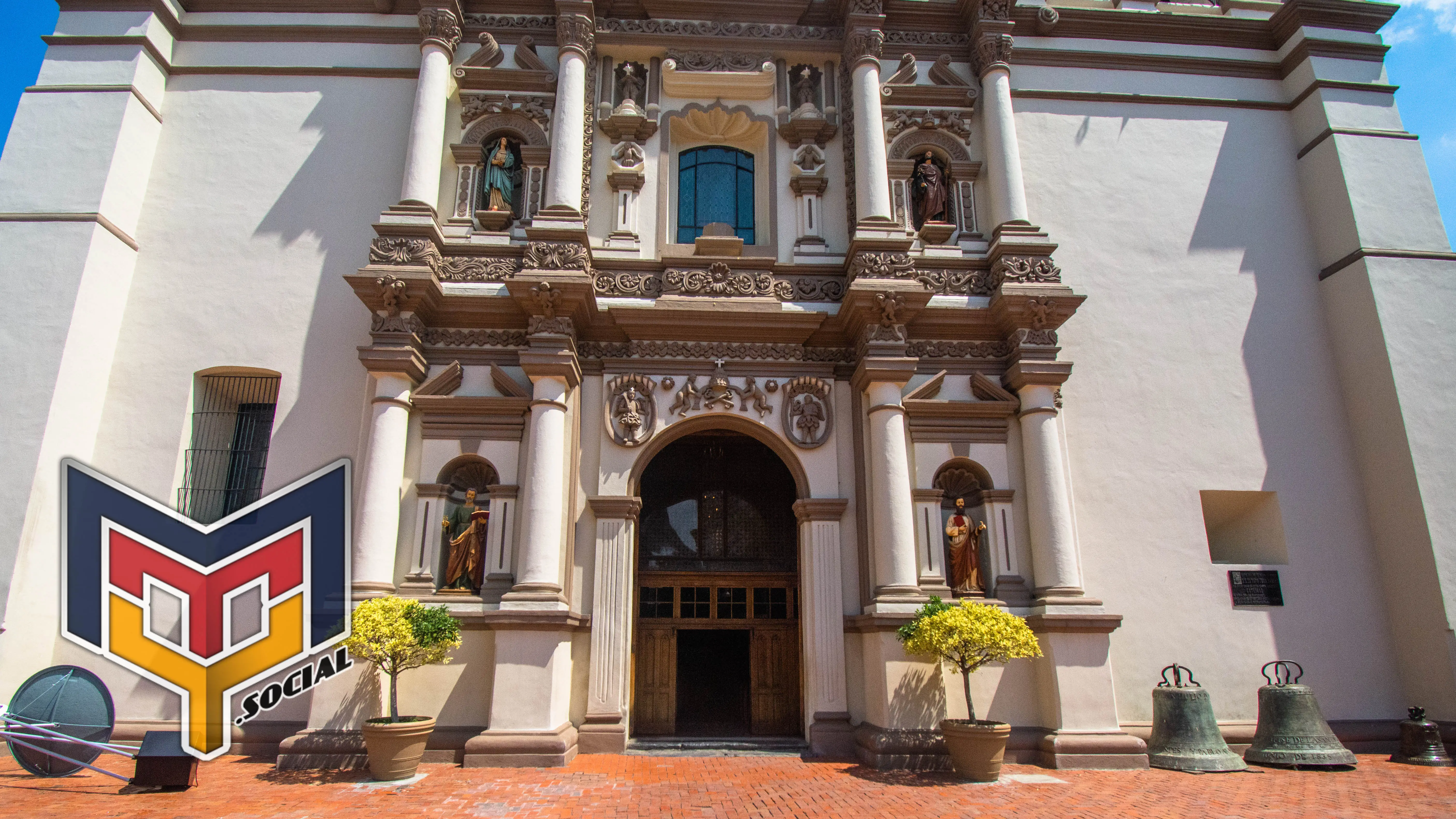 Fotografía de la entrada a la catedral de Monterrey