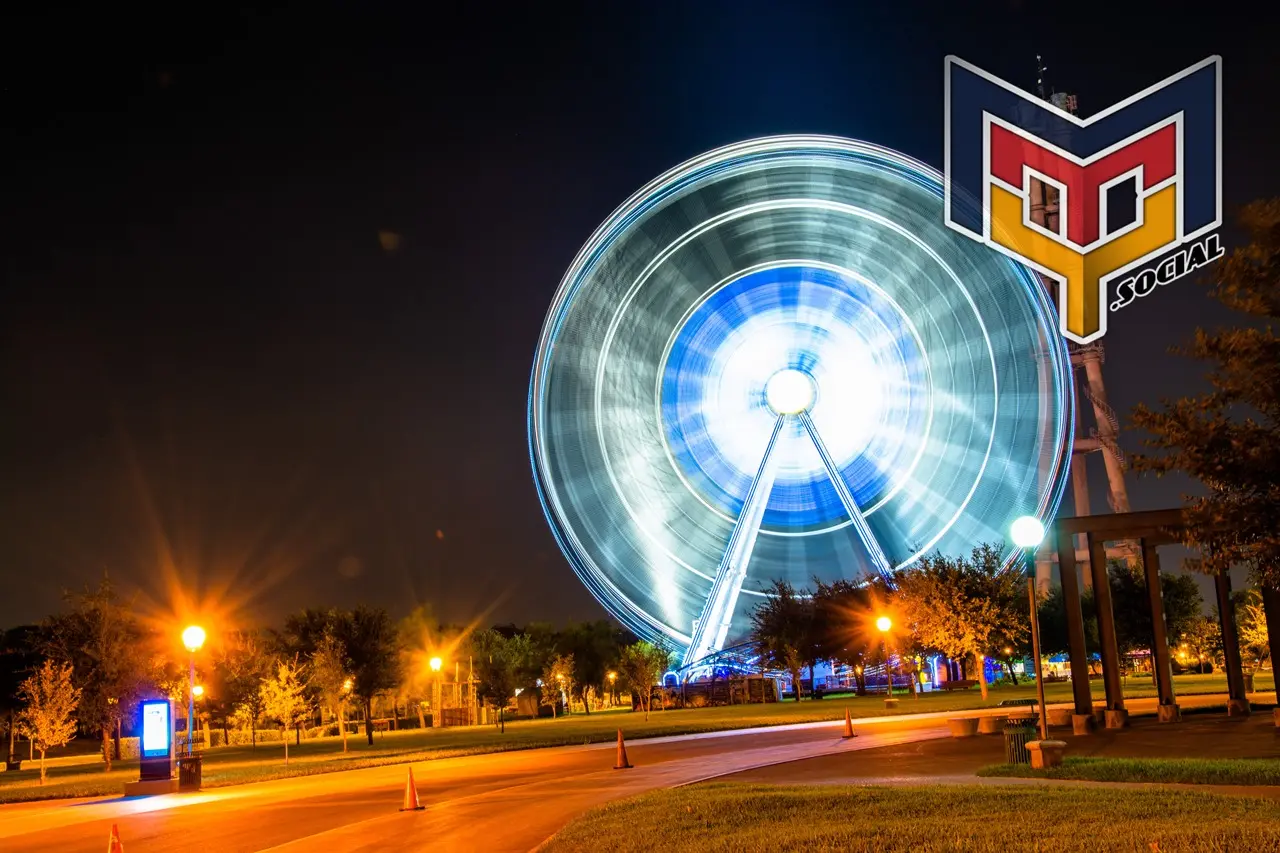 Fotografía nocturna de larga exposición de la Rueda Pepsi en el Parque Fundidora de Monterrey Nuevo, León