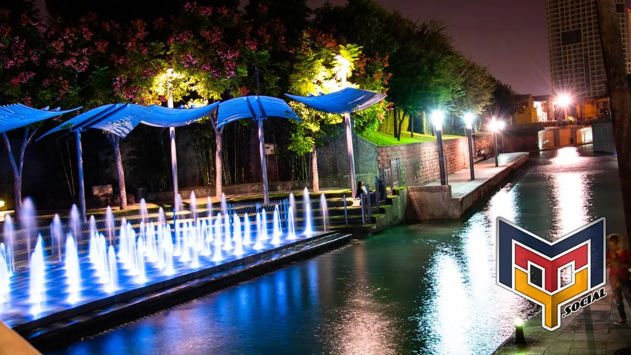 Fuentes a la orilla del paseo Santa Lucia en el centro de Monterrey, Nuevo León