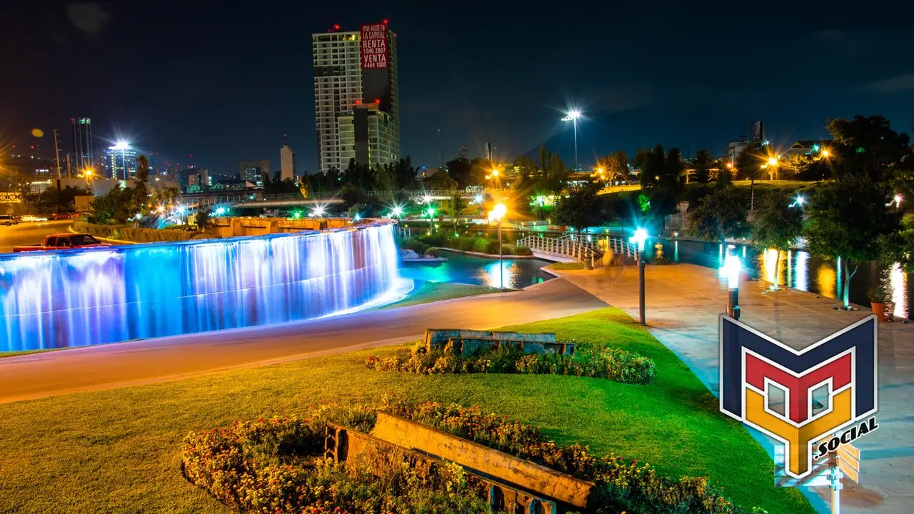 Bella postal nocturna del Paseo Santa Lucia de Monterrey, Nuevo León