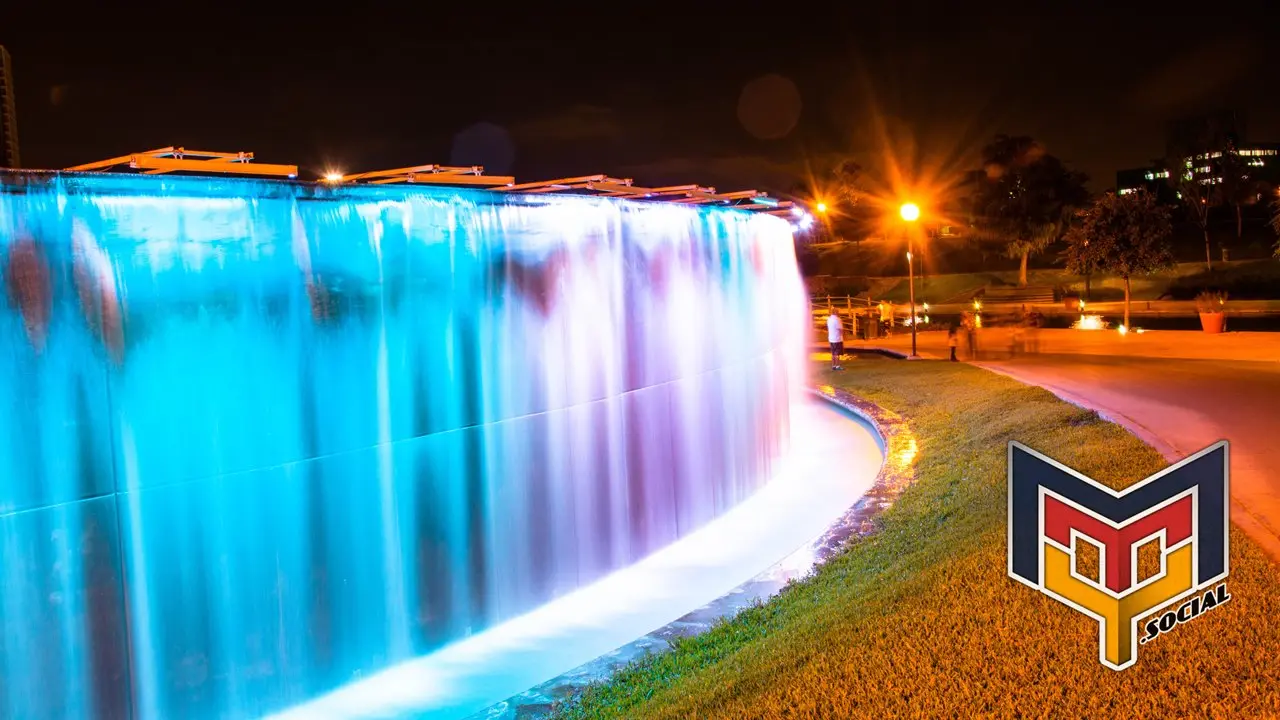 Cortina de colores en las fuentes del Paseo Santa Lucía de Monterrey