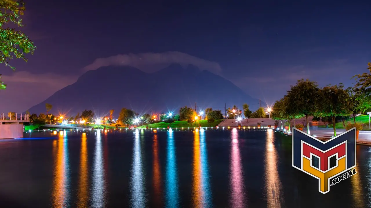 Reflejos - Vista nocturna del cerro de la silla y el Paseo Santa Lucía de Monterrey