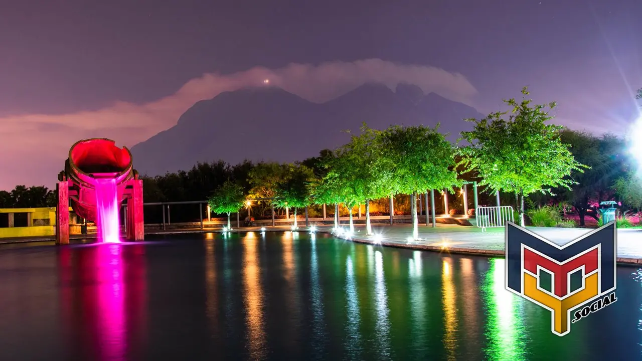 La fuente de crisol de paseo santa lucia y el cerro de la silla en Monterrey