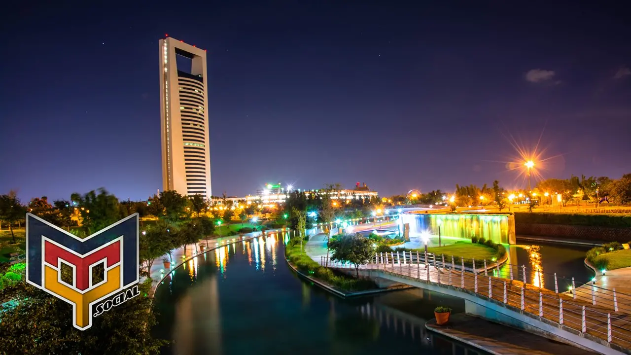 Una impresionante foto nocturna del paseo Santa Lucia y la torre administrativa de Monterrey