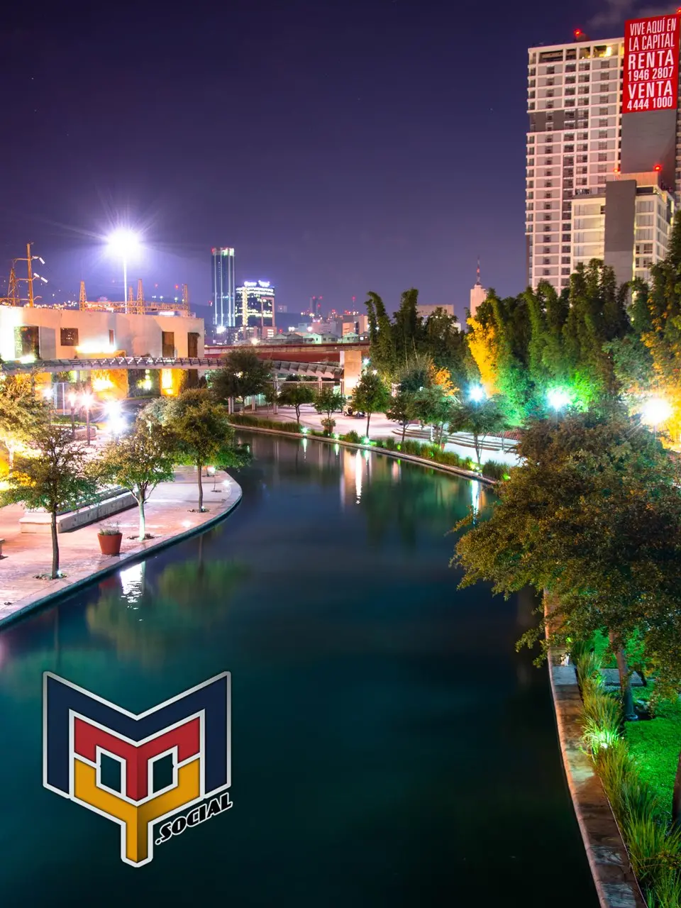 Panorama nocturno del Paseo Santa Lucía en Monterrey, Nuevo León