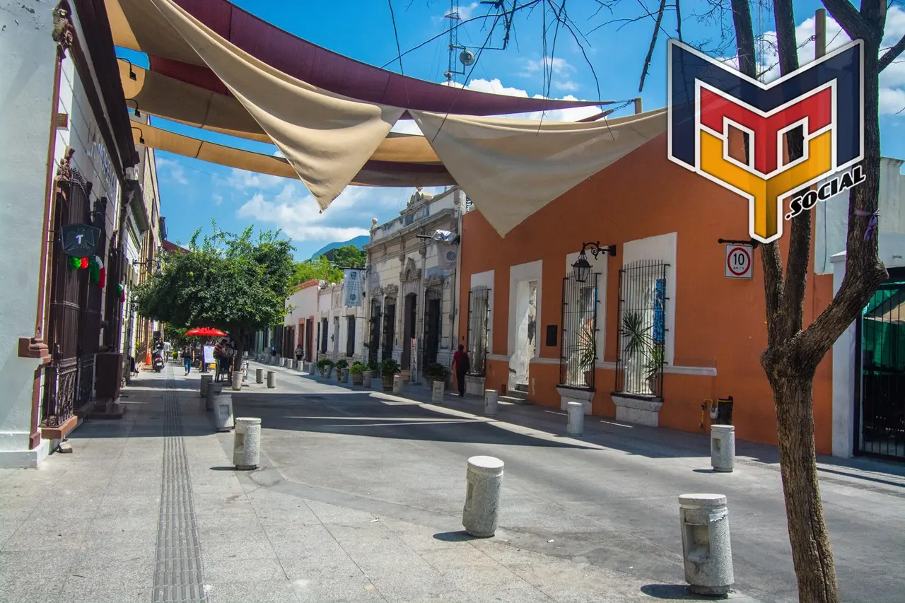 Vista de la entrada a barrio antigüo por la calle morelos en el centro de Monterrey