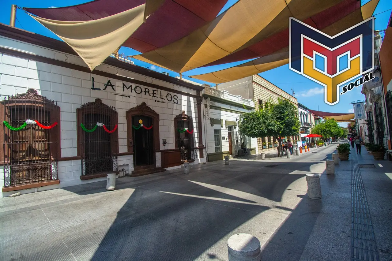 Arquitectura de Barrio Antigüo por la calle Morelos en el centro de Monterrey, Nuevo León