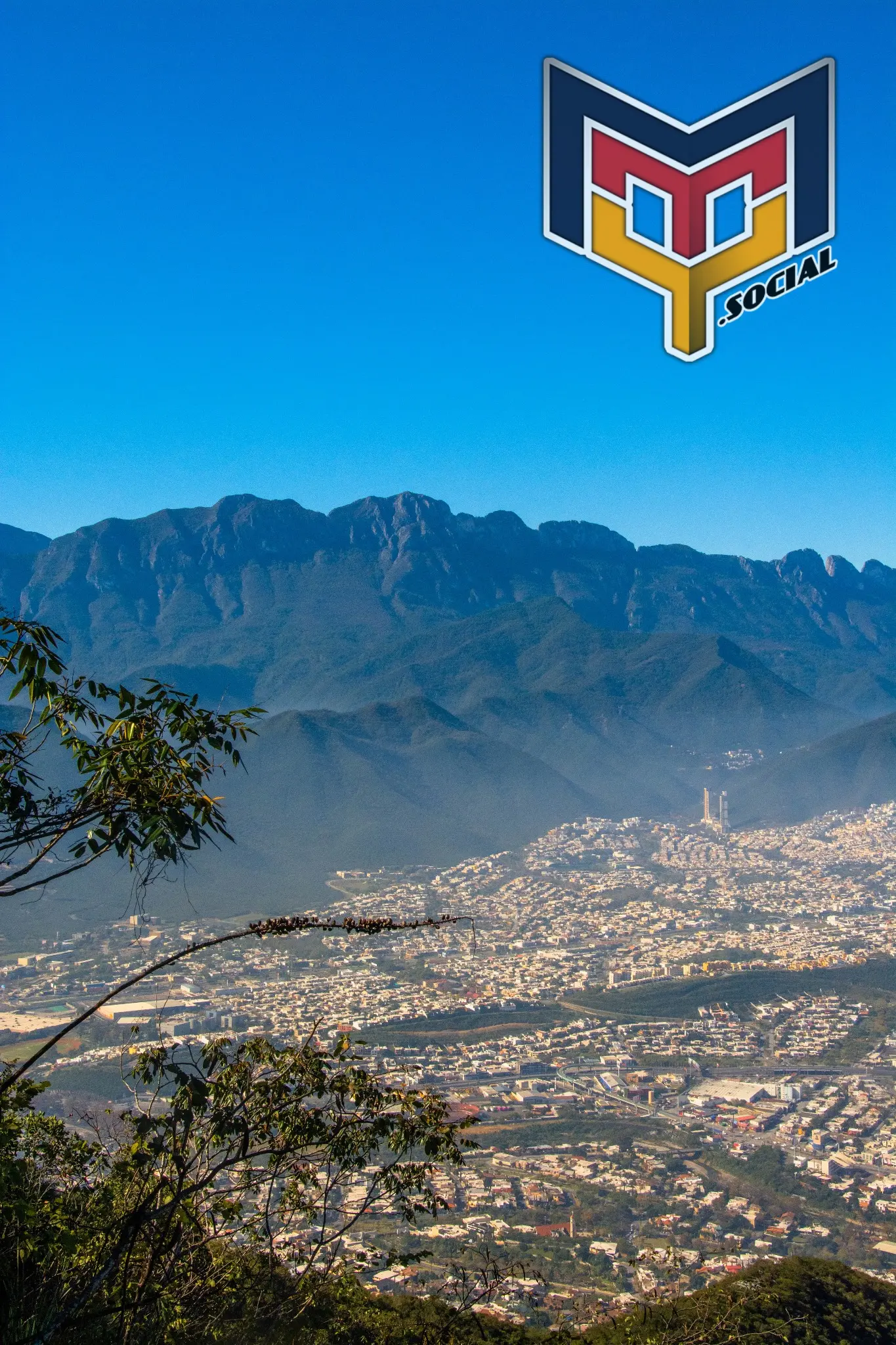 Panorama en la zona metropolitana de Monterrey y sus montañas