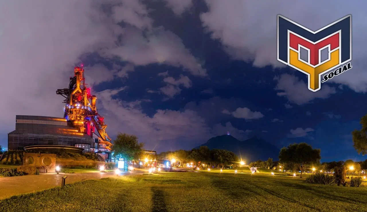 Paisaje nocturno en en parque Fundidora de Monterrey